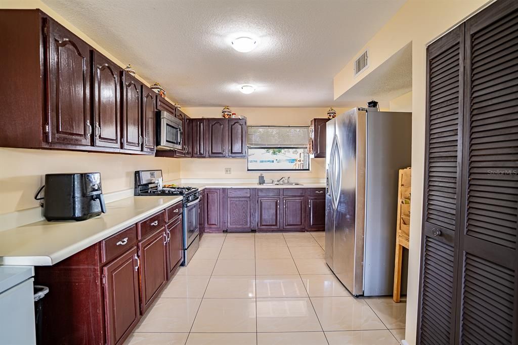 For Sale: $550,000 (5 beds, 2 baths, 2594 Square Feet)