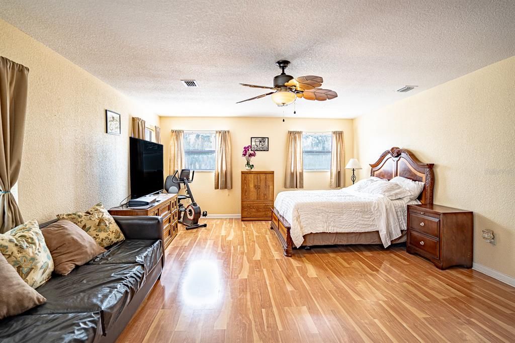 For Sale: $550,000 (5 beds, 2 baths, 2594 Square Feet)