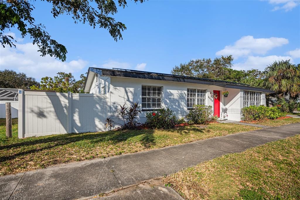 For Sale: $400,000 (3 beds, 2 baths, 1288 Square Feet)