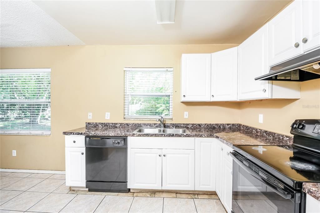 For Rent: $1,895 (4 beds, 2 baths, 1380 Square Feet)