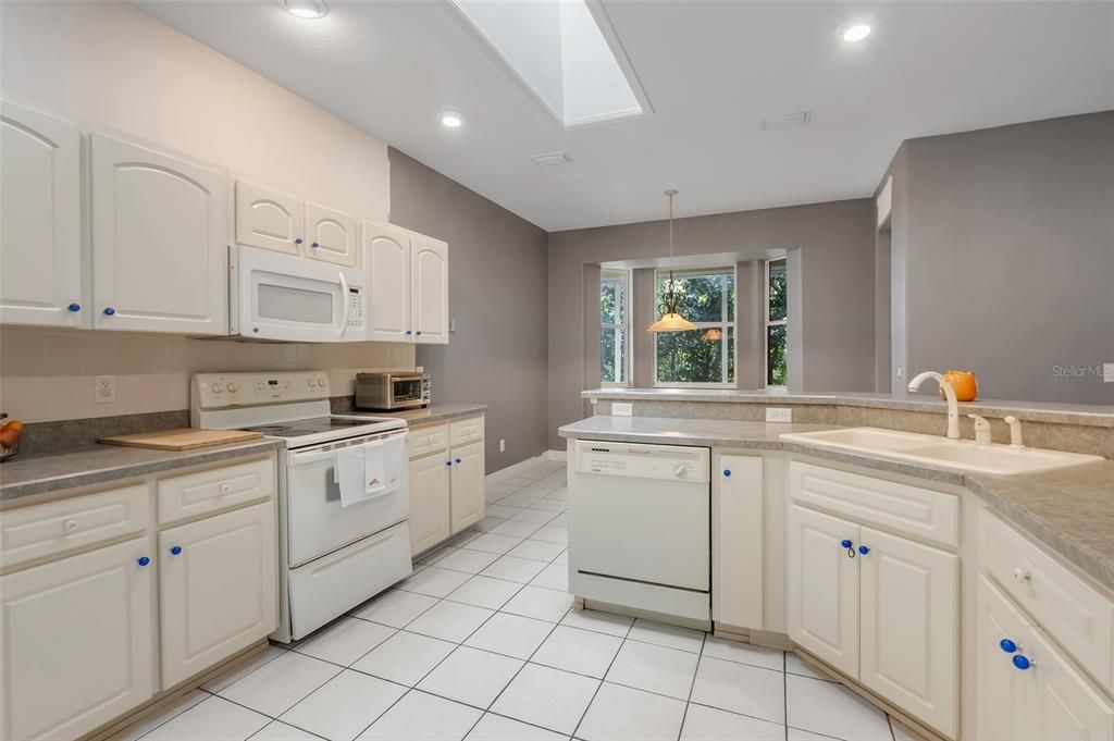 For Sale: $375,000 (3 beds, 2 baths, 2214 Square Feet)