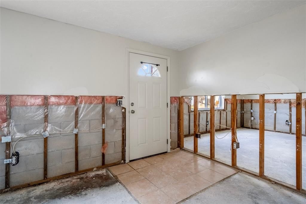 For Sale: $125,000 (2 beds, 2 baths, 1044 Square Feet)