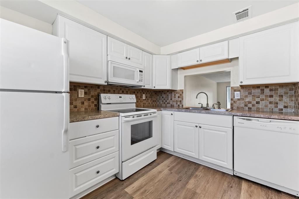 For Rent: $1,900 (2 beds, 2 baths, 888 Square Feet)