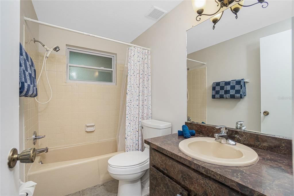 Main Bathroom with Shower/Tub