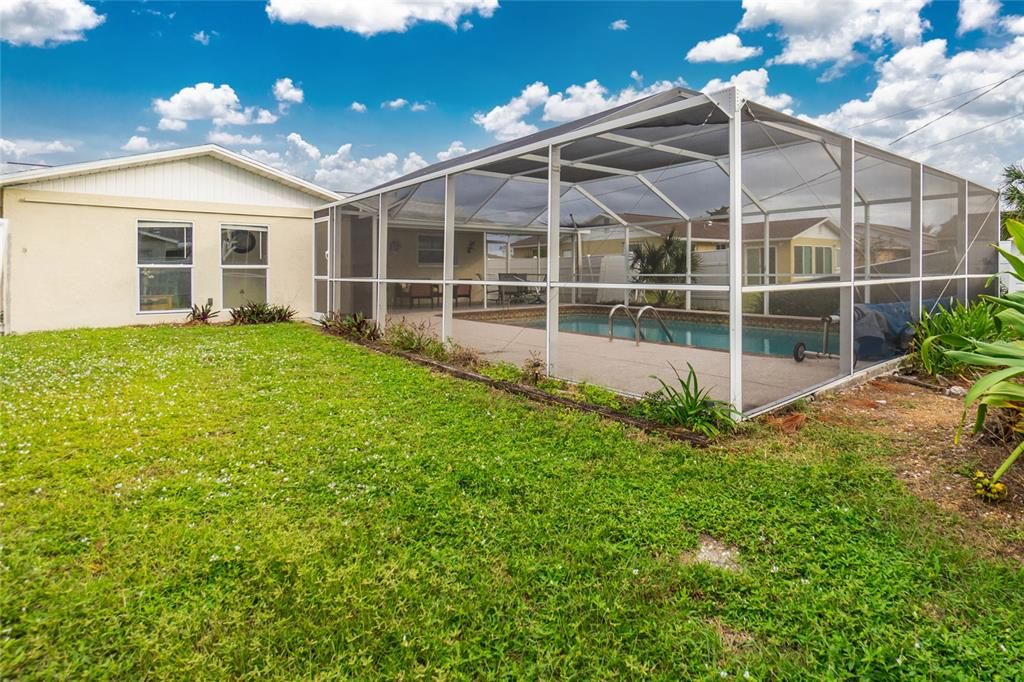 Spacious Yard and Screened in Porch with Pool