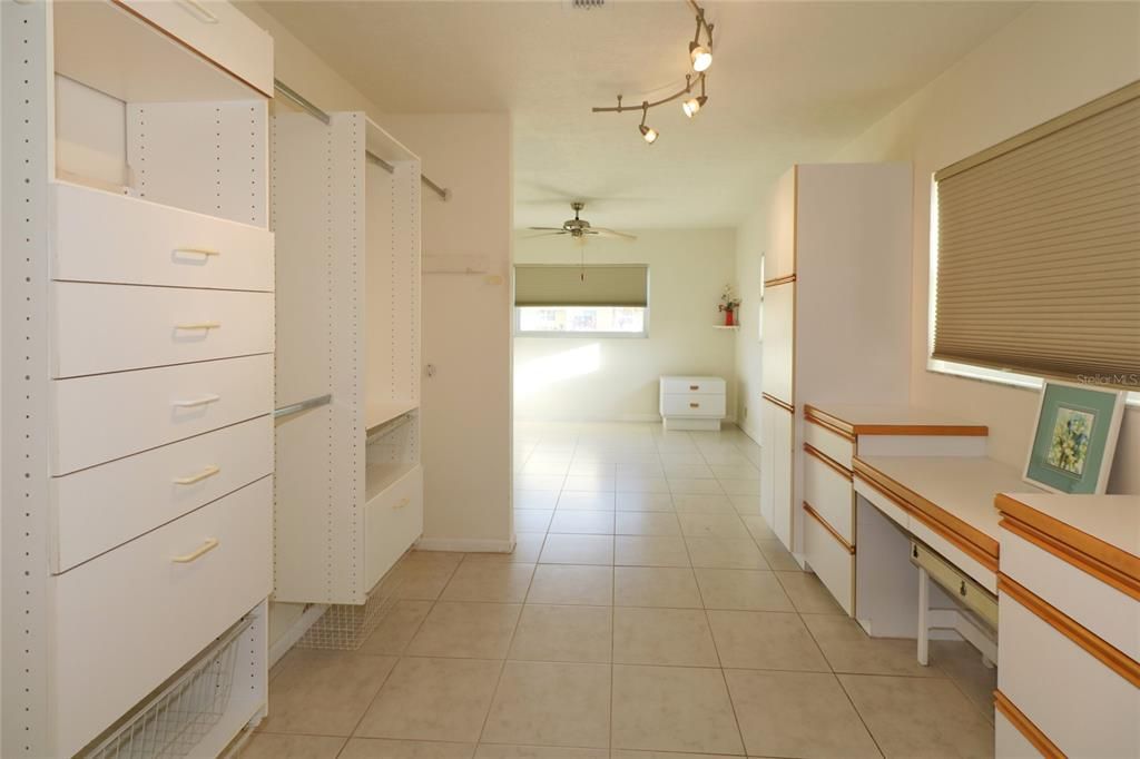 For Sale: $325,000 (2 beds, 2 baths, 1989 Square Feet)