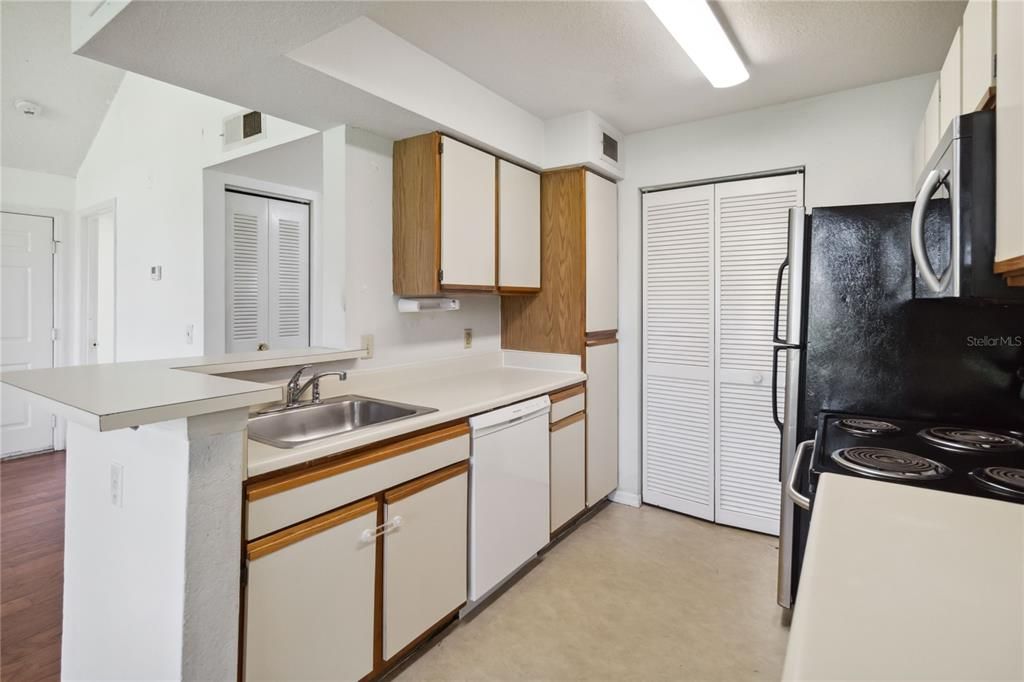 For Rent: $1,650 (2 beds, 2 baths, 934 Square Feet)