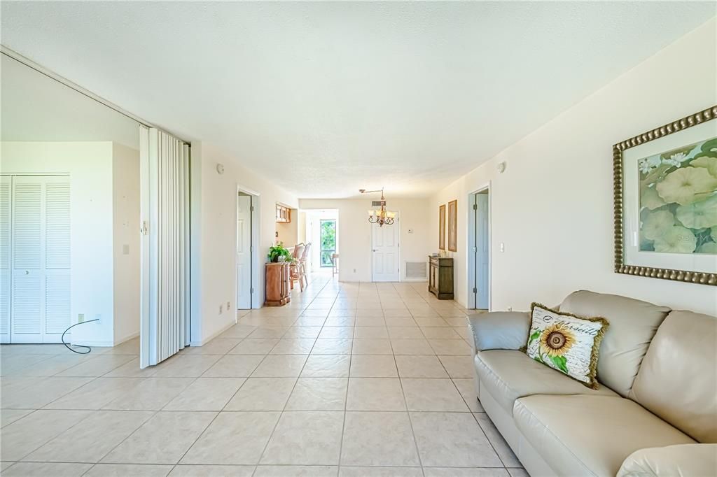 For Sale: $309,000 (2 beds, 2 baths, 1031 Square Feet)