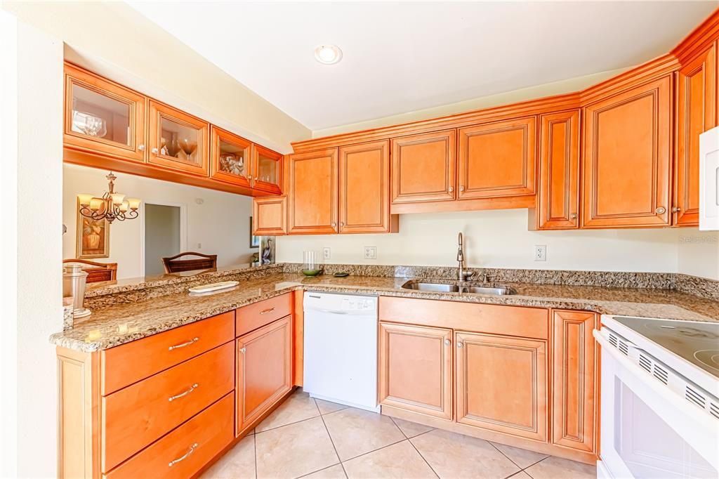 For Sale: $309,000 (2 beds, 2 baths, 1031 Square Feet)