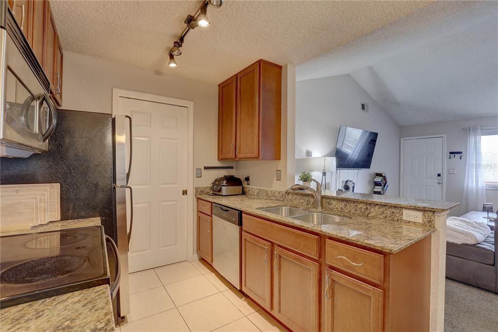 For Sale: $195,000 (2 beds, 2 baths, 1015 Square Feet)