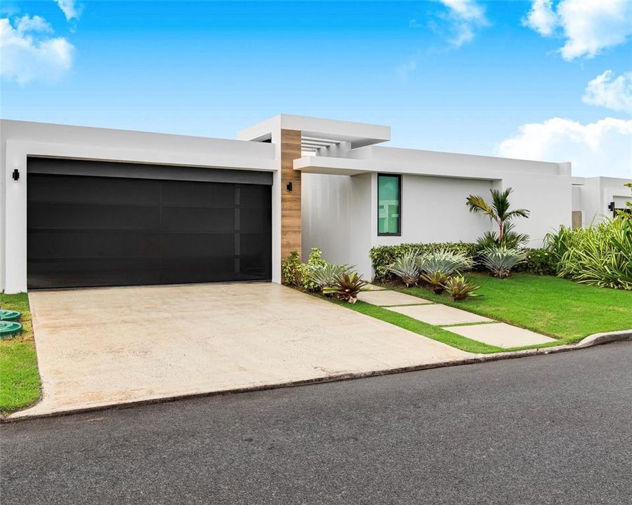 Recently Rented: $6,500 (4 beds, 3 baths, 2300 Square Feet)