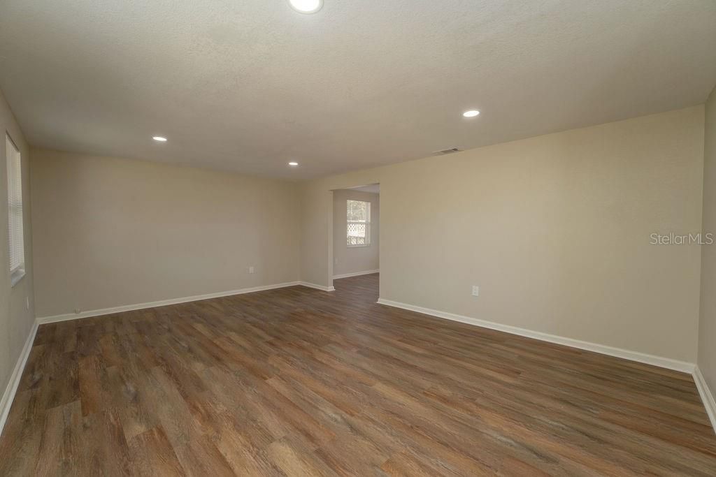 For Rent: $2,345 (3 beds, 2 baths, 1894 Square Feet)