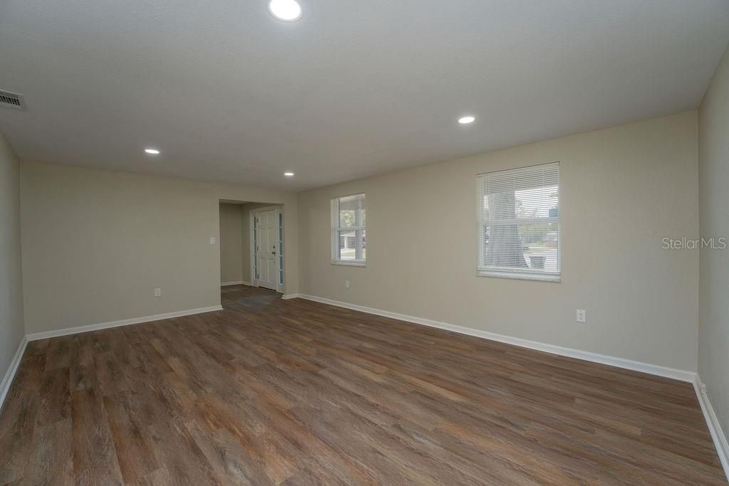 For Rent: $2,345 (3 beds, 2 baths, 1894 Square Feet)