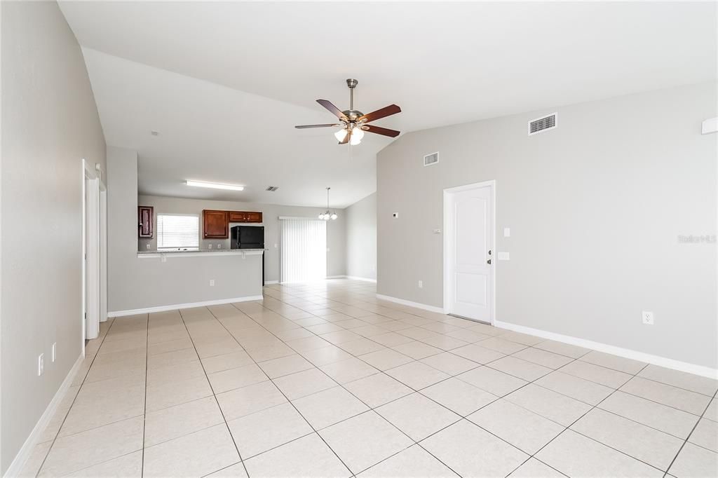 For Rent: $2,150 (4 beds, 2 baths, 1398 Square Feet)