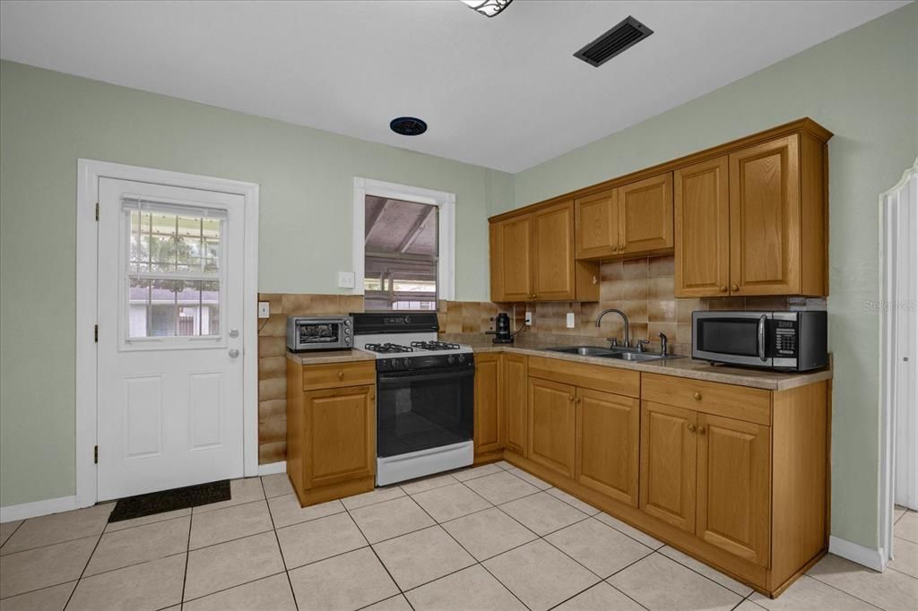 For Sale: $355,000 (2 beds, 1 baths, 808 Square Feet)