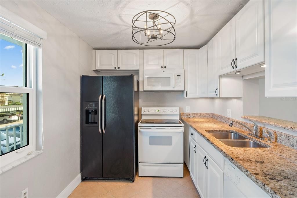 For Sale: $134,900 (1 beds, 1 baths, 811 Square Feet)