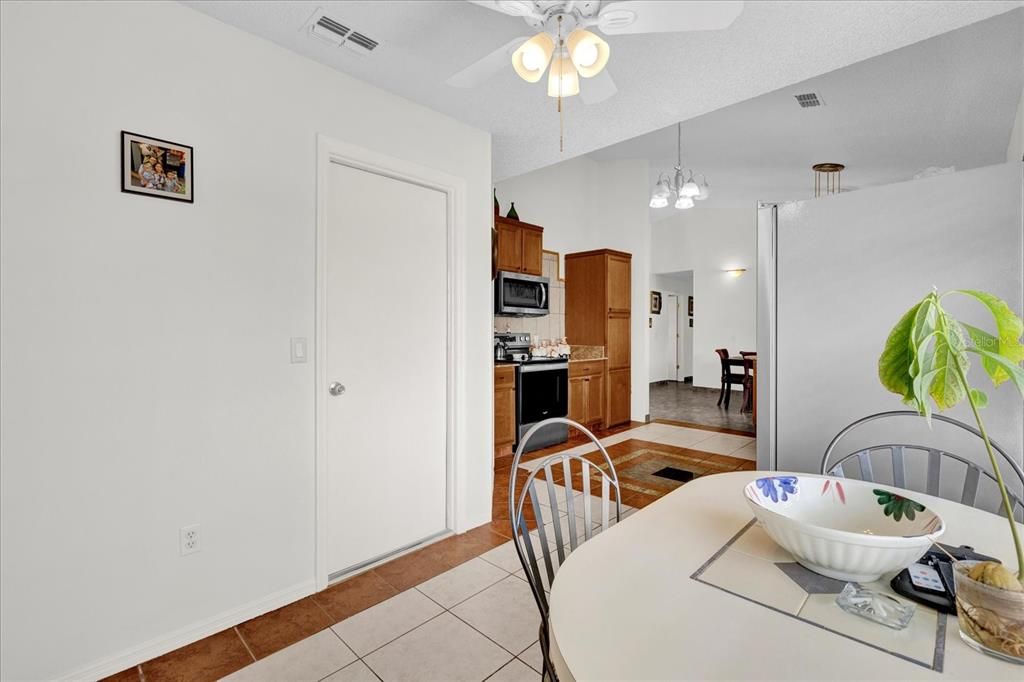 Breakfast Nook/Dinette area