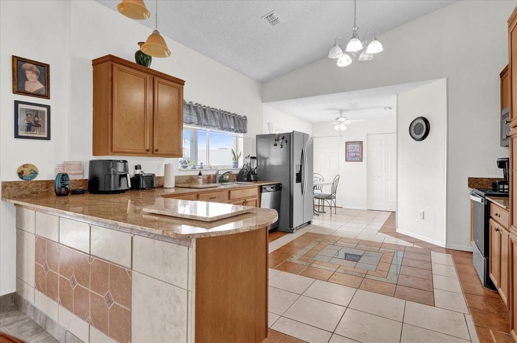 Big Kitchen with Counter Seating - Lots of space for multi cooks at a time