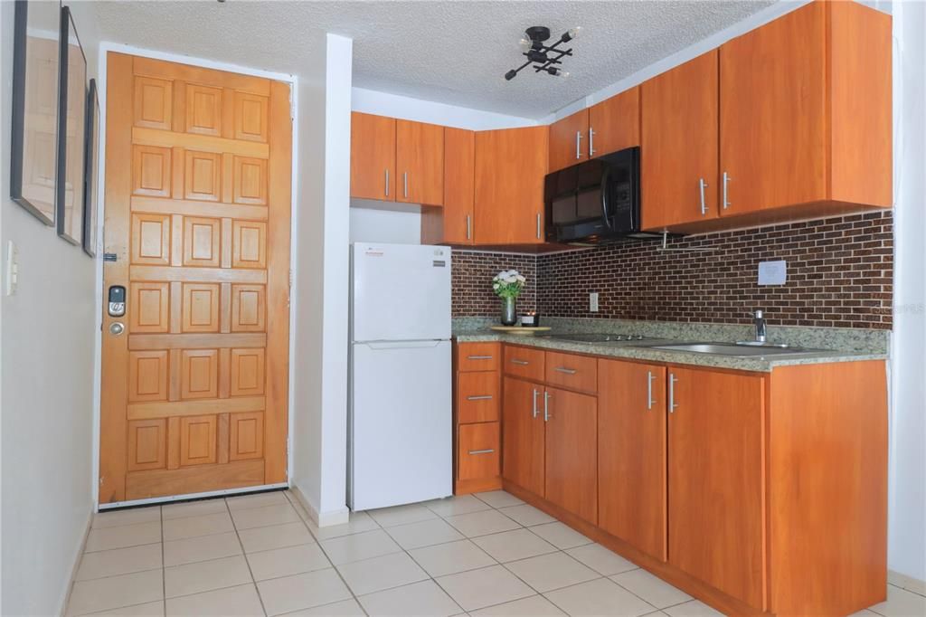 For Sale: $375,000 (1 beds, 1 baths, 500 Square Feet)