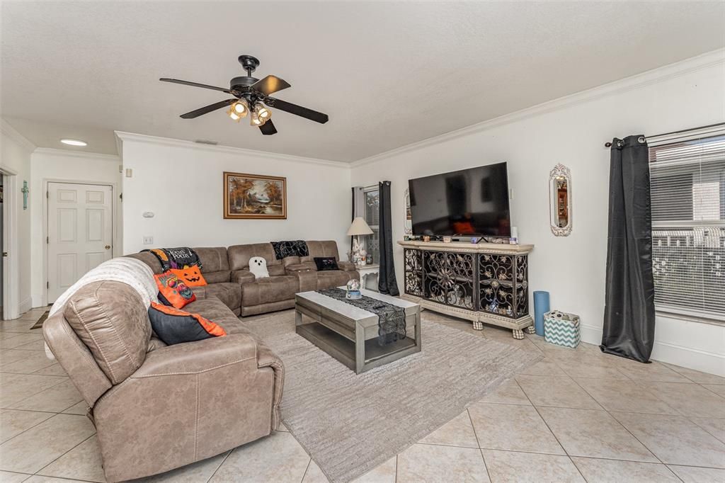 For Sale: $470,000 (5 beds, 2 baths, 2847 Square Feet)