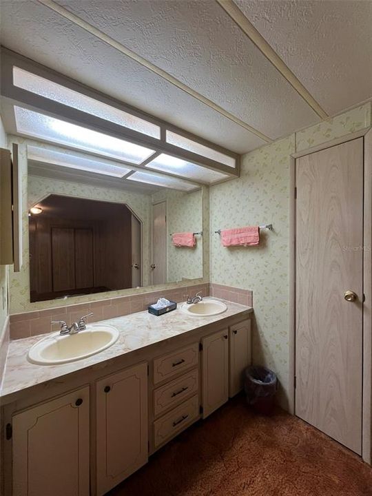 Primary Bedroom with en-suite bathroom