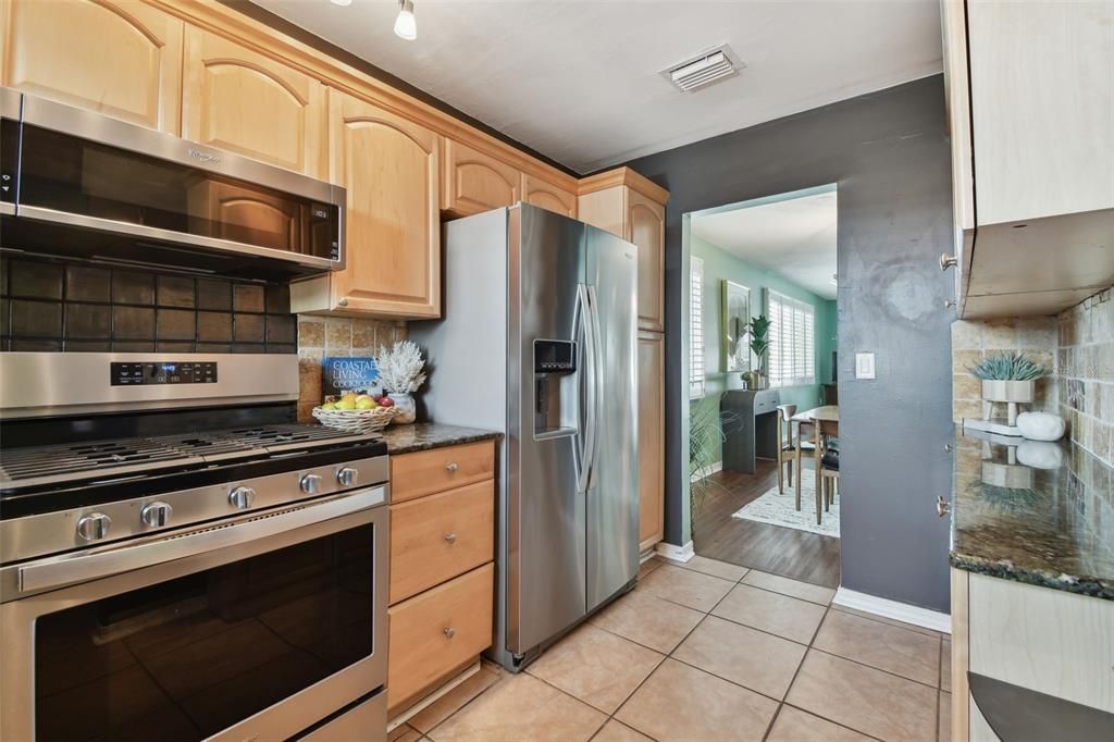 For Sale: $335,000 (2 beds, 2 baths, 1250 Square Feet)