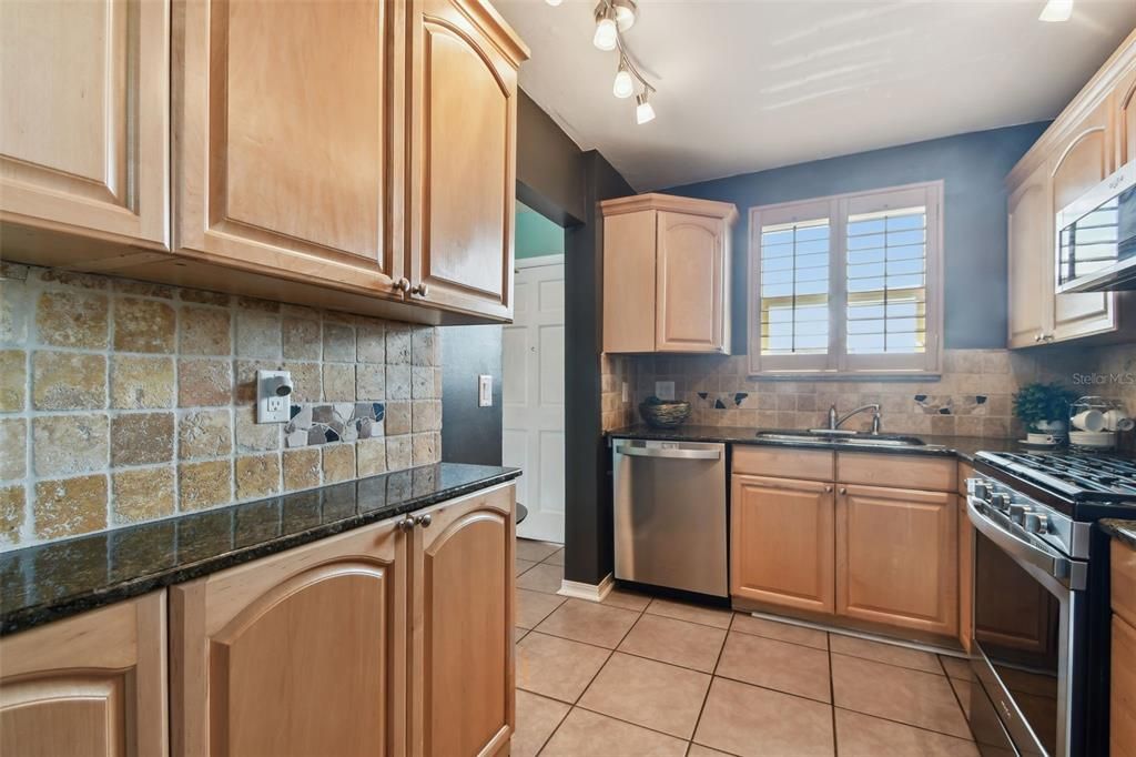 For Sale: $335,000 (2 beds, 2 baths, 1250 Square Feet)