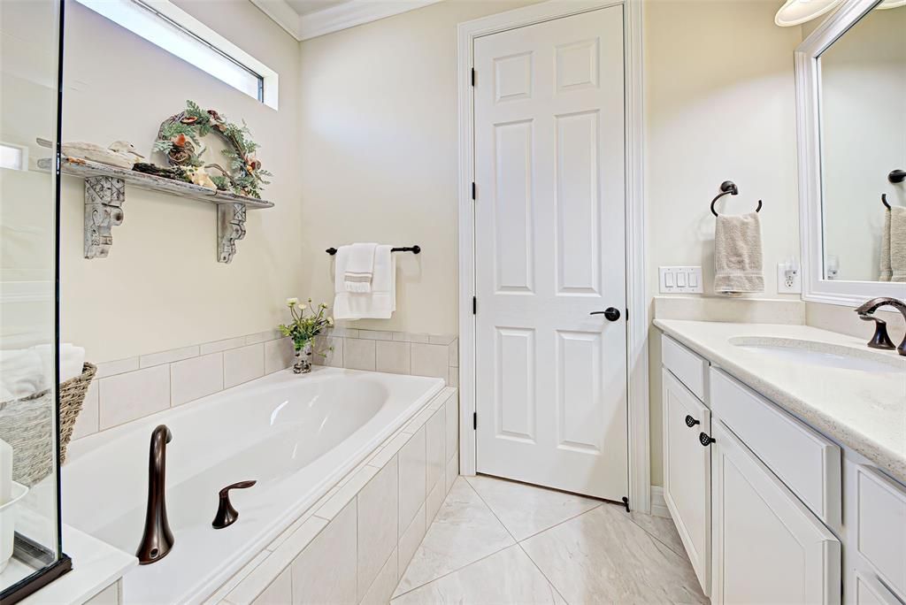 Tub in primary bathroom