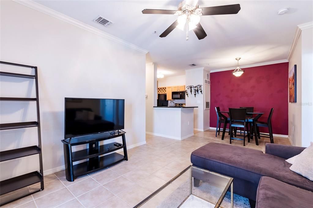 For Sale: $300,000 (2 beds, 2 baths, 1085 Square Feet)