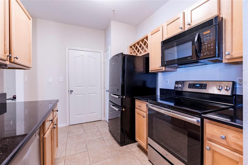 For Sale: $300,000 (2 beds, 2 baths, 1085 Square Feet)