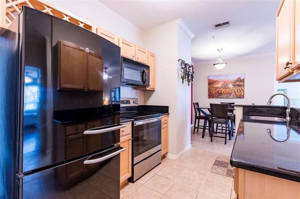 For Sale: $300,000 (2 beds, 2 baths, 1085 Square Feet)