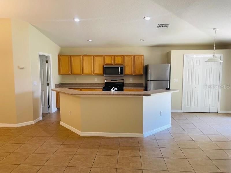 For Rent: $2,300 (3 beds, 2 baths, 1600 Square Feet)