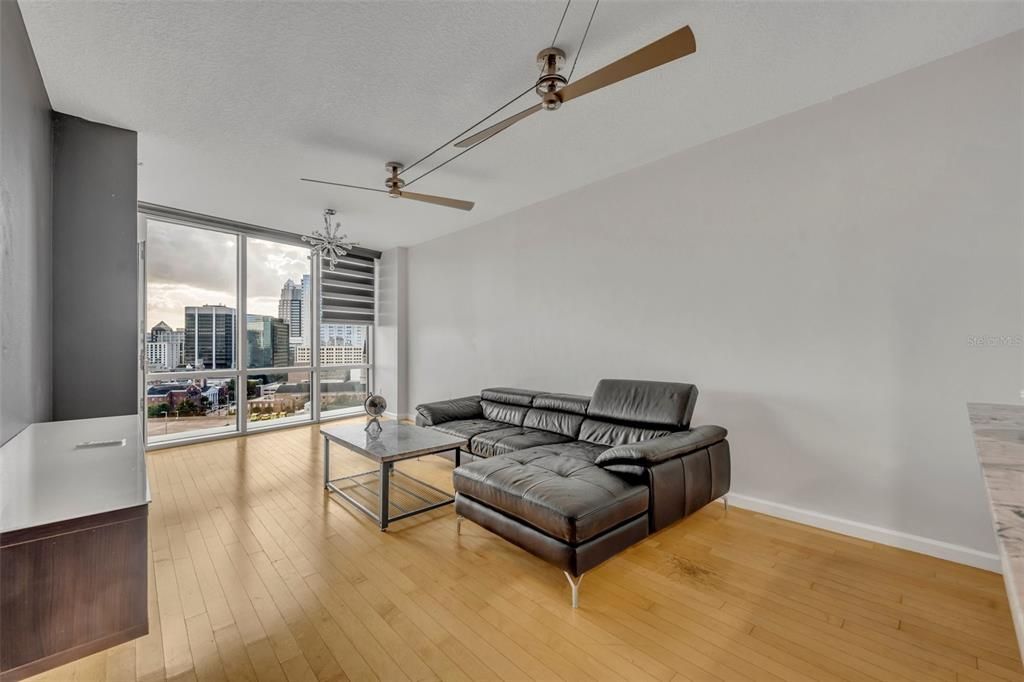 For Sale: $264,000 (1 beds, 1 baths, 771 Square Feet)