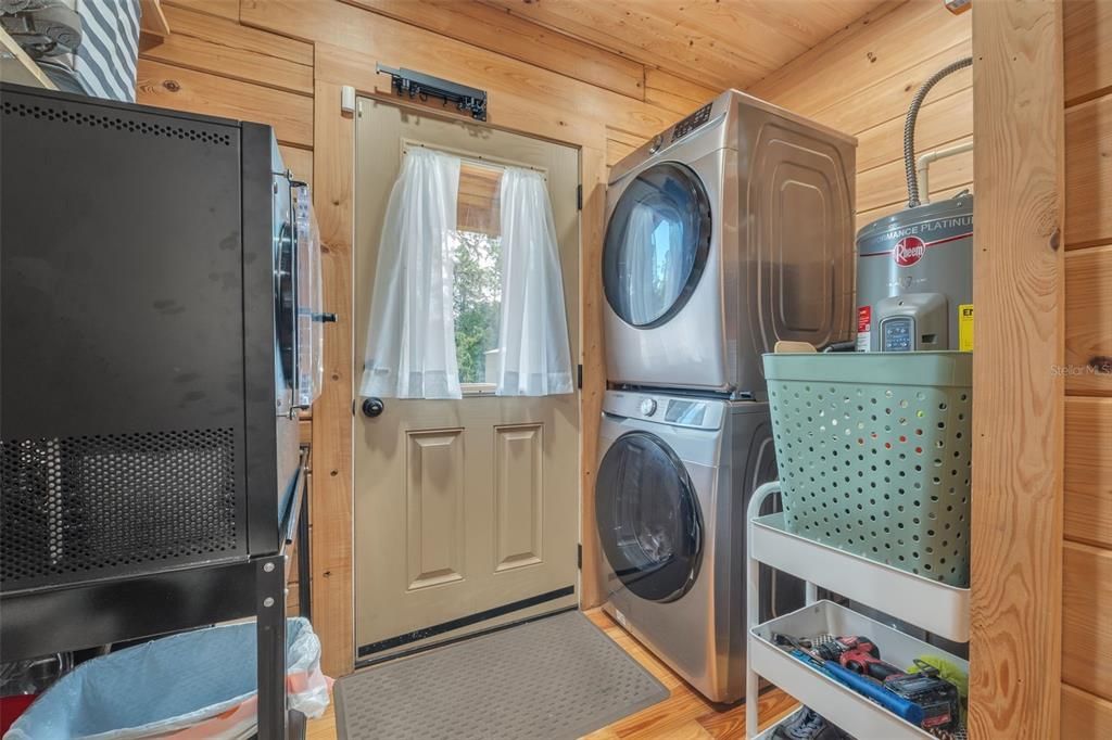 Foyer/Laundry