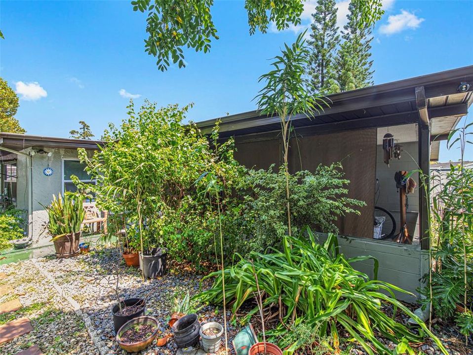 For Sale: $215,000 (3 beds, 3 baths, 1212 Square Feet)