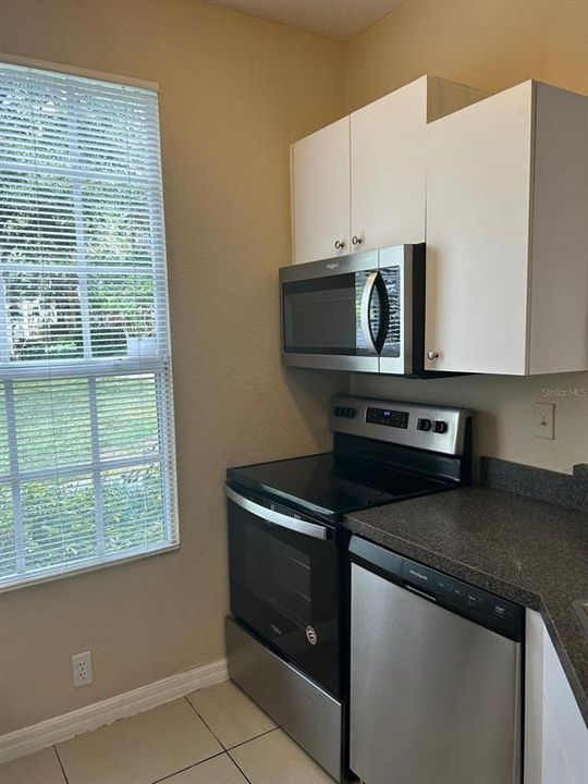 For Rent: $1,800 (2 beds, 2 baths, 1051 Square Feet)