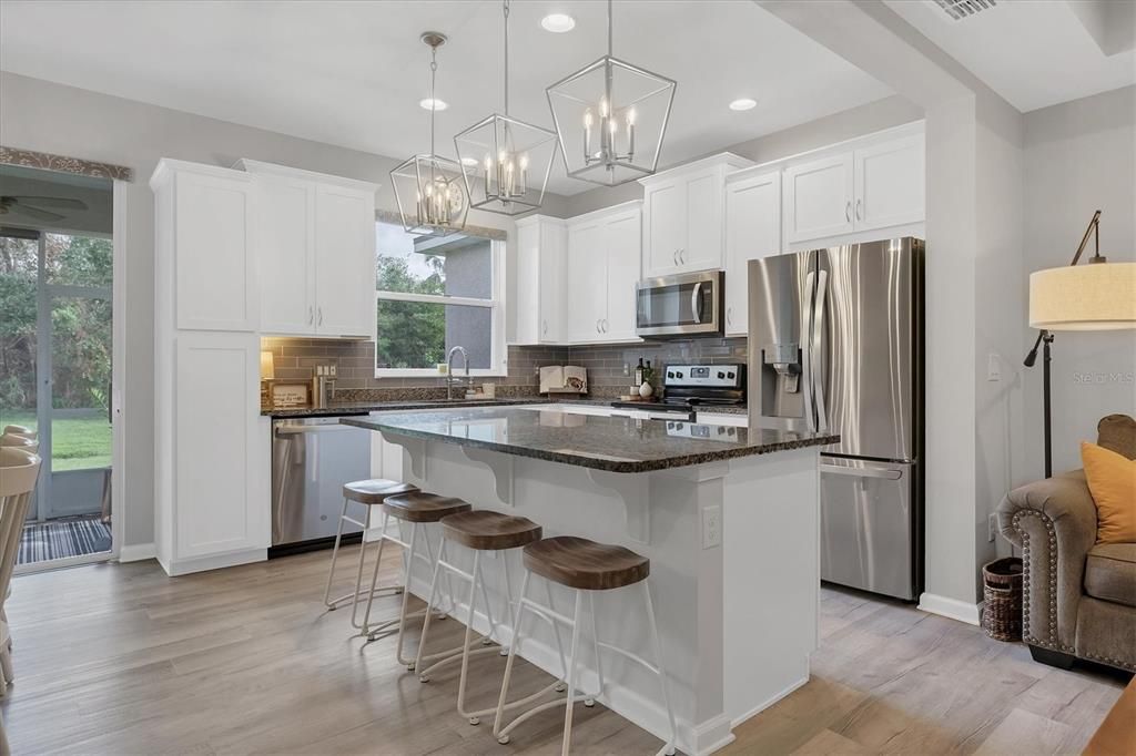 Kitchen w/ Breakfast Bar