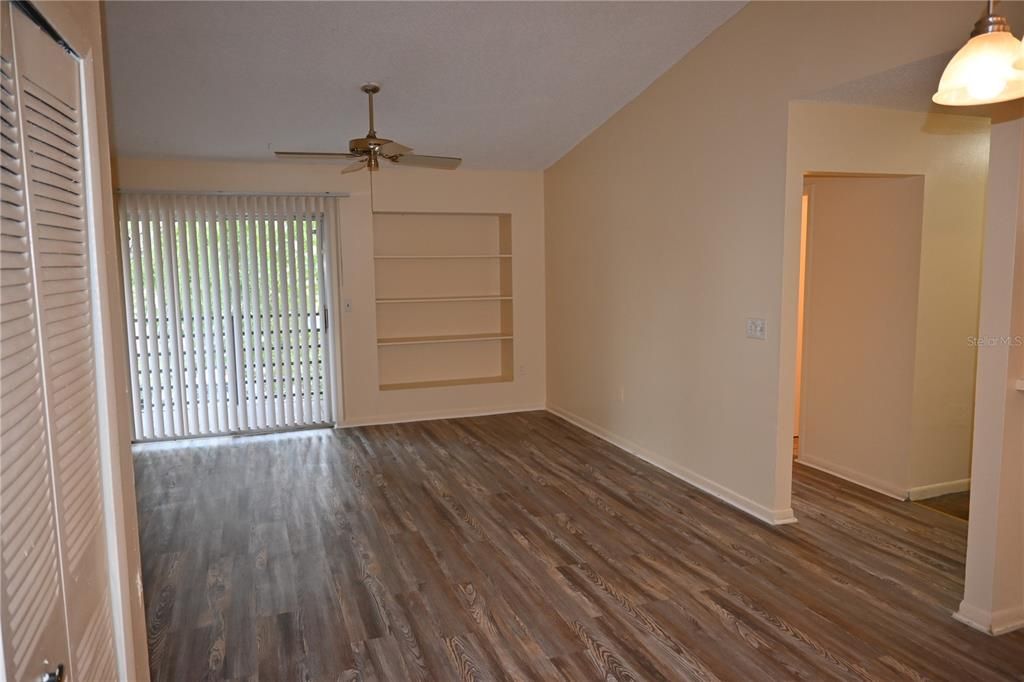 For Sale: $148,000 (2 beds, 2 baths, 934 Square Feet)