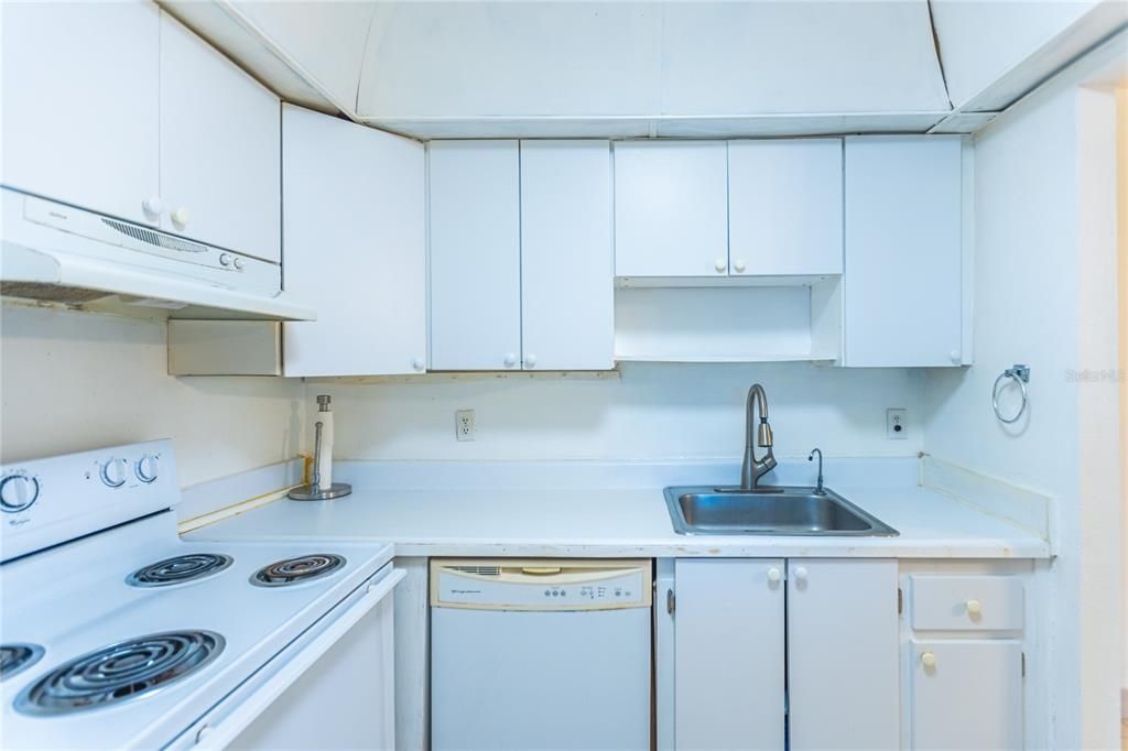 For Sale: $115,000 (1 beds, 1 baths, 726 Square Feet)