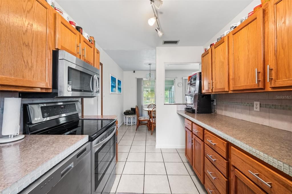 For Sale: $200,000 (3 beds, 2 baths, 1243 Square Feet)