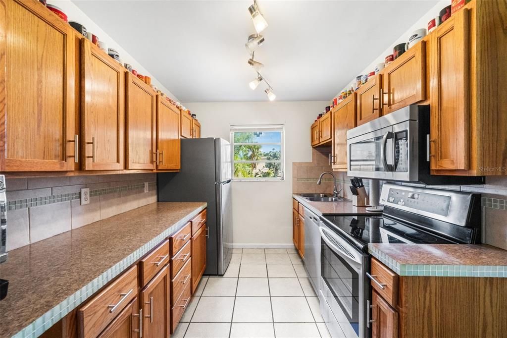 For Sale: $200,000 (3 beds, 2 baths, 1243 Square Feet)