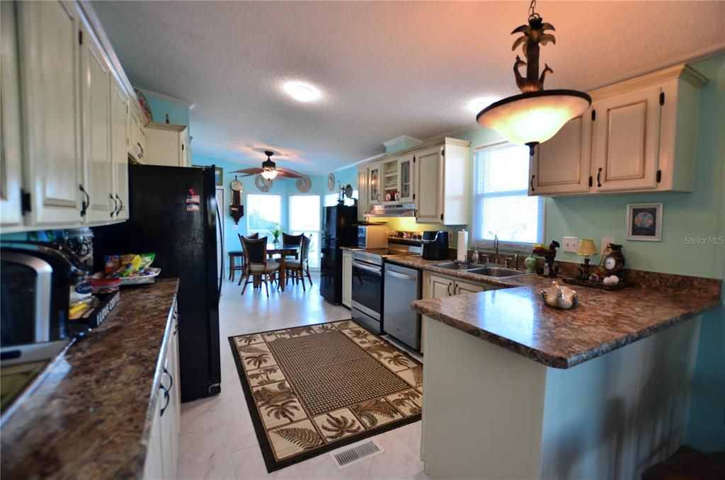 For Sale: $324,900 (2 beds, 2 baths, 1410 Square Feet)