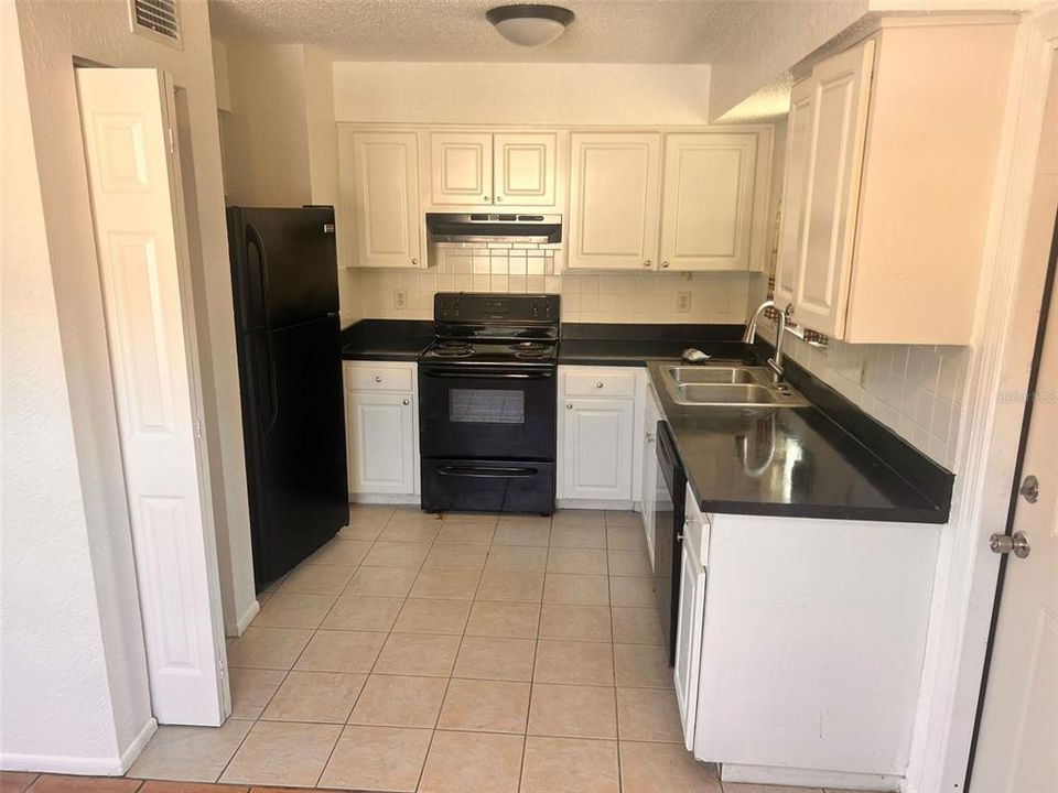 For Rent: $1,750 (3 beds, 1 baths, 1000 Square Feet)