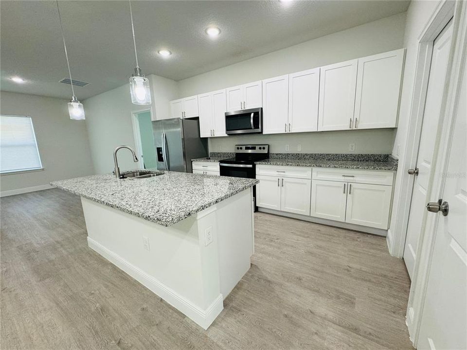 For Rent: $1,715 (4 beds, 2 baths, 1765 Square Feet)