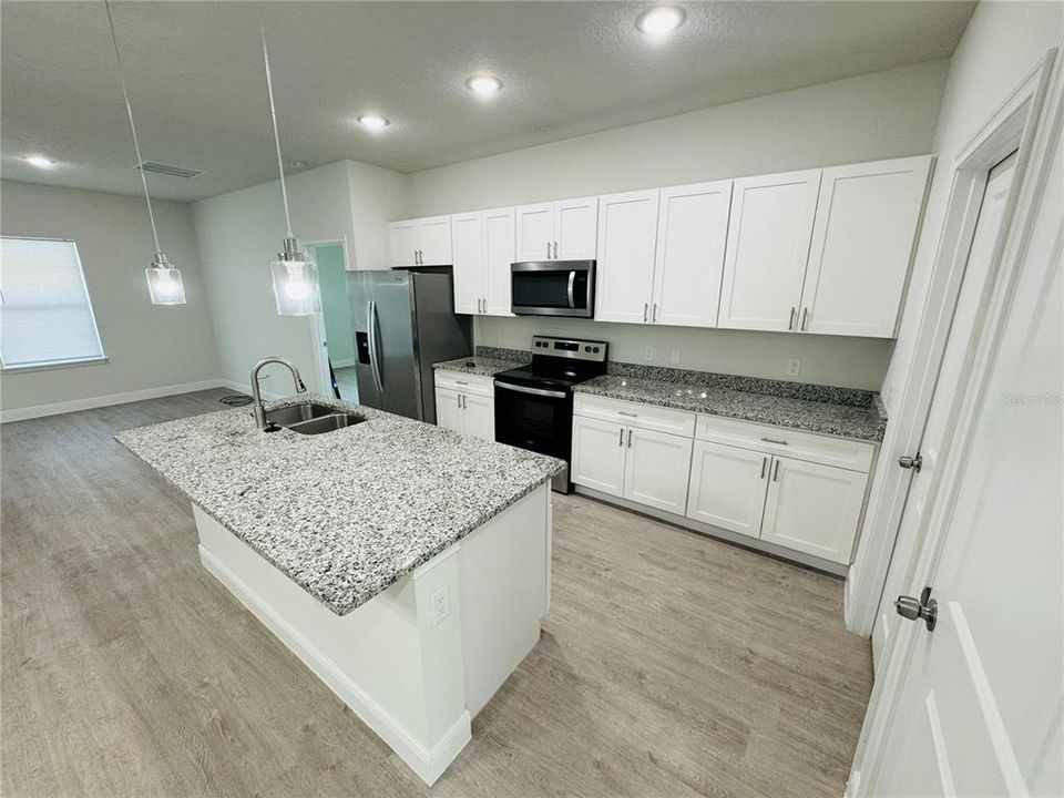 For Rent: $1,715 (4 beds, 2 baths, 1765 Square Feet)