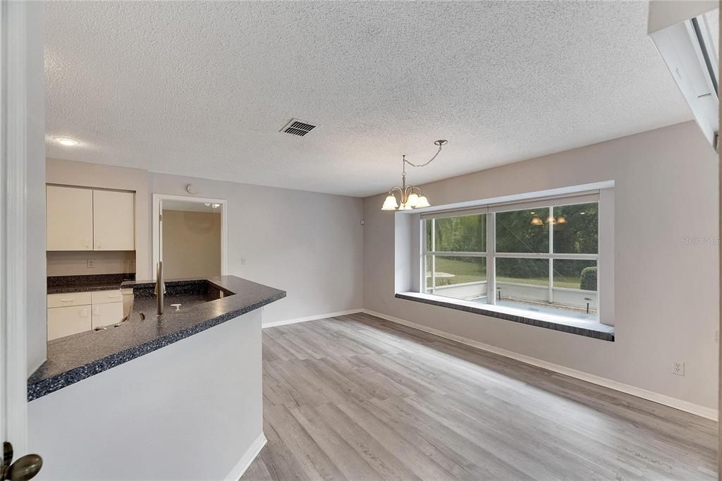 Breakfast bar/Breakfast nook