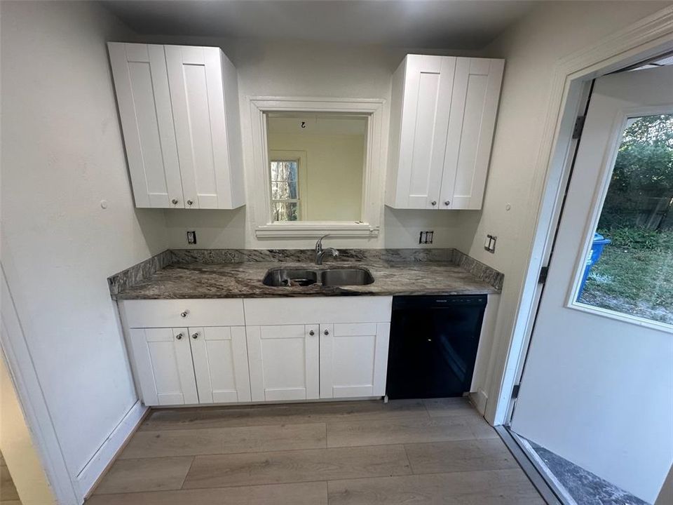 For Rent: $1,950 (2 beds, 1 baths, 744 Square Feet)