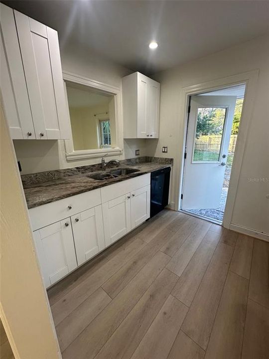 For Rent: $1,950 (2 beds, 1 baths, 744 Square Feet)