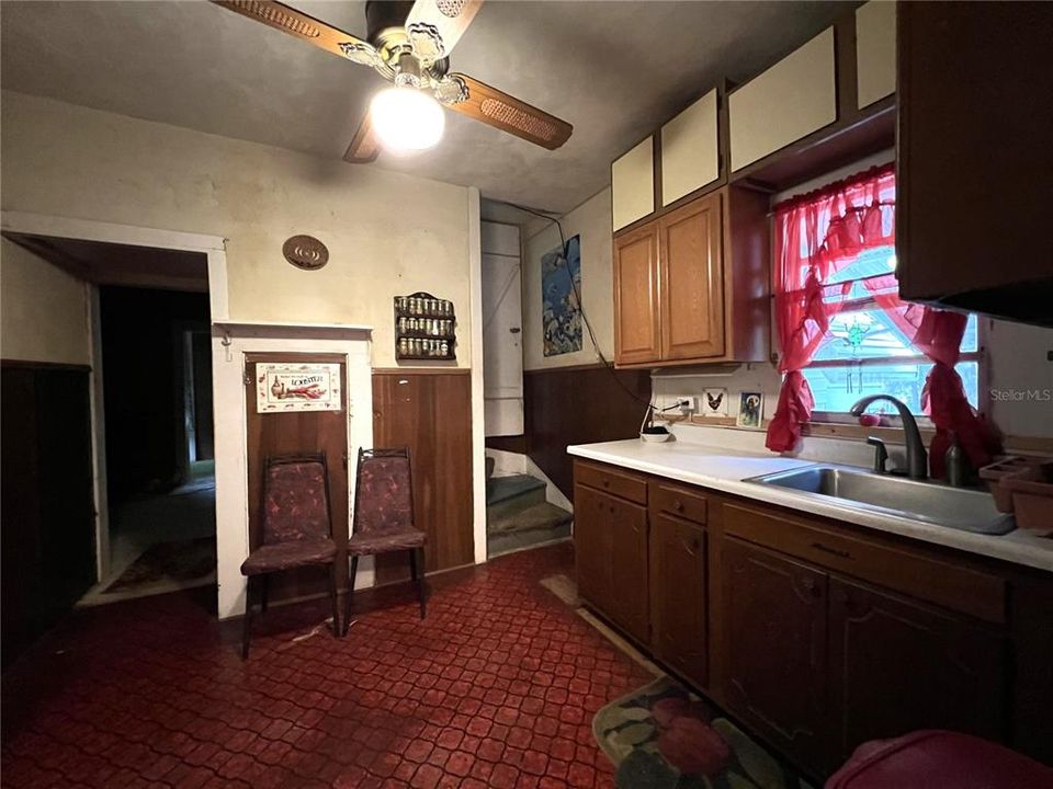 For Sale: $260,000 (3 beds, 1 baths, 1464 Square Feet)