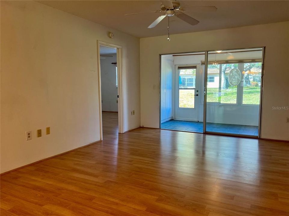 For Sale: $179,900 (2 beds, 2 baths, 886 Square Feet)